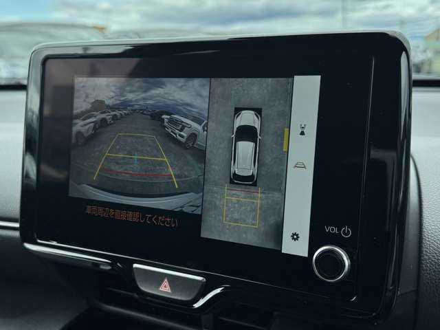 『パノラミックビューモニター』360度カメラも装着されております！車内のスイッチで切り替え可能です！リバース時には、自動でバックカメラと併用で映し出されますので、全周囲を確認しながら後退可能です！！！