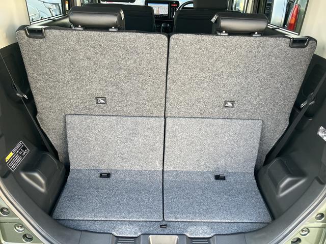 【ラゲッジ】バックドア開口部が広く、低床になっているので荷物の出し入れもラクラク♪大きな荷物も積みやすい！荷室から出ているストラップを引っ張ると、車に乗り込まなくても荷室側からシートスライドも可能です