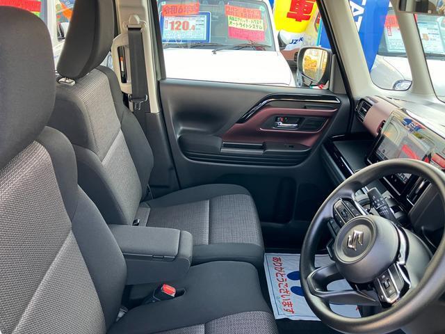 【フロントシート】高めのヒップポイントで見晴らしが良く、運転もしやすいですよ◎運転席アームレストがついているので長距離運転時の疲労軽減になりますよ◎