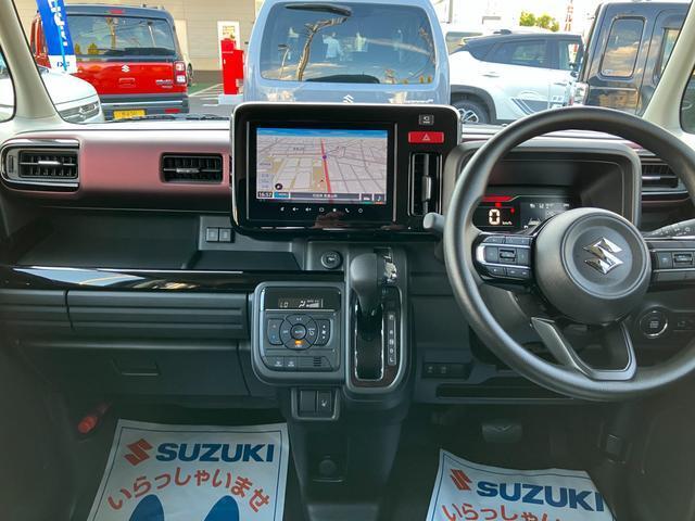 【インテリア】足元広々インパネシフト♪運転席から助手席への移動も楽にできますね♪道の状況や止める場所によって運転席側から出づらい時ってありませんか？そんな時、助手席側から降りることができますよ♪