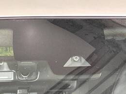 【エマージェンシーブレーキ】走行中に前方の車両等を認識し、衝突しそうな時は警報とブレーキで衝突回避と被害軽減をアシスト。より安全にドライブをお楽しみいただけます。