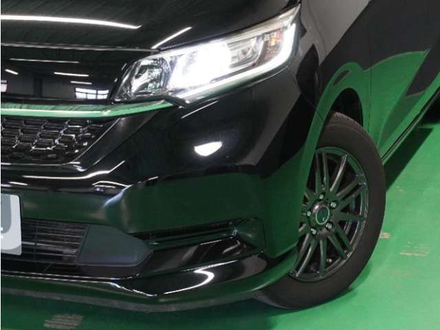 【ヘッドライト】省電力で長寿命の明るく運転しやすいLEDヘッドランプです。明るく照らすので暗い夜道からお客様を守ってくれます。