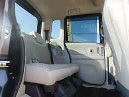 後部座席です。ロールサンシェード付き