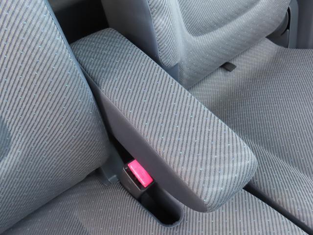 運転席に【フロントアームレスト】があります。