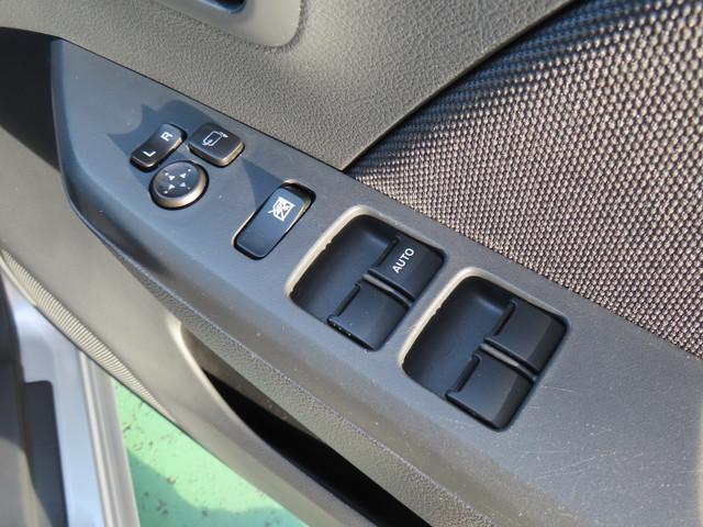 運転席アームレストに、【リモコンドアミラー】【パワーウィンドウ】スイッチあり。手元で操作ラクラク。