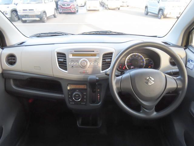 ベージュ・アイボリー基調の落ち着いたデザイン。インパネシフト、フットブレーキで足元広々。