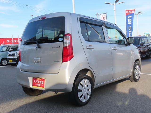 右斜め後ろからの特徴的なフォルム。狭い路地裏でも運転しやすそうな小回りが利くコンパクトボディ♪