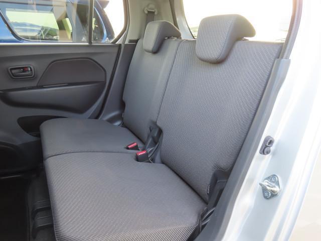 リヤシートも全車消毒済み。足元も軽とは思えない広さがあります。ドアには小物を収納できる便利な【リヤポケット】付。