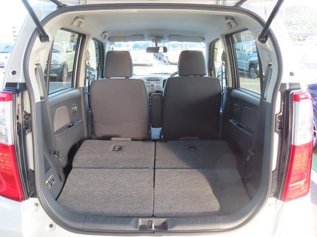 リヤシートも全車消毒済み。シートを倒すとゆったりとした室内空間に★レジャーにショッピングに大活躍！