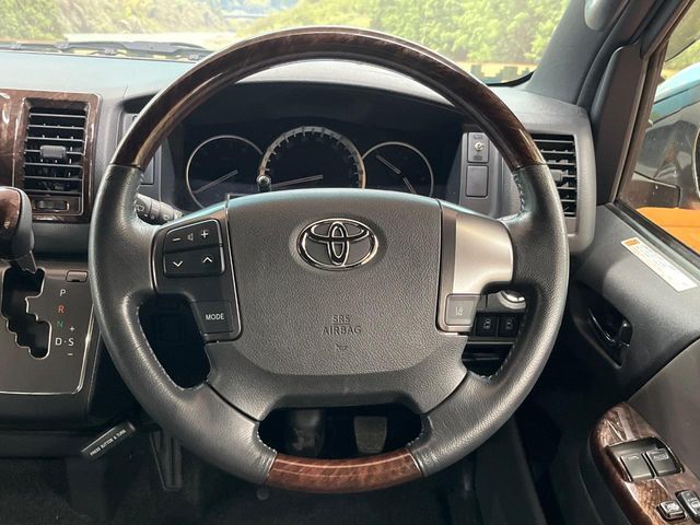 【ウッドコンビステアリング】高級感ある木目調パーツを採用した手に良く馴染むコンビハンドル。運転席廻りの雰囲気も一気に豪華になります！