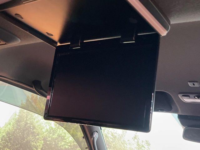 【フリップダウンモニター】大画面モニターで後席でもエンタメをお楽しみいただけます。小さなお子様にも大人気の装備です♪