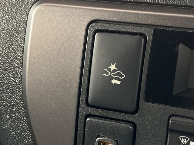 【プリクラッシュセーフティ】前方の車両等を検知し、衝突しそうな時は警報で注意を促し、ブレーキを踏む力をサポート。ブレーキを踏めなかった場合は衝突被害軽減ブレーキが作動、衝突回避をサポートします。