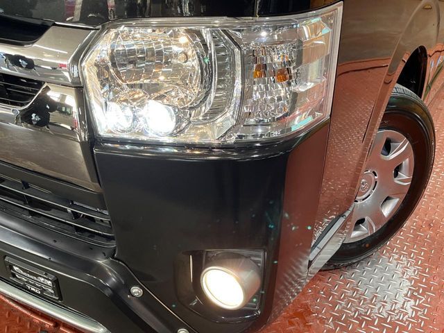 【LEDヘッドライト】悪天候や夜間走行時も良好な視界を確保し安心して運転できる高輝度LEDヘッドライトを装備！点灯速度が早く、消費電力も抑えられています。