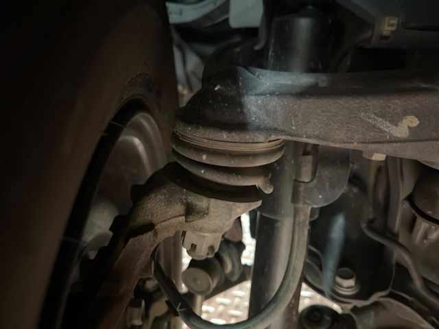 お車を安心してお乗りいただく為には、足回りの定期点検が欠かせません。サービスサポート（有償保証）では無料点検もご提供しており、安心のカーライフをお過ごしいただけるサポート体制が整っています。