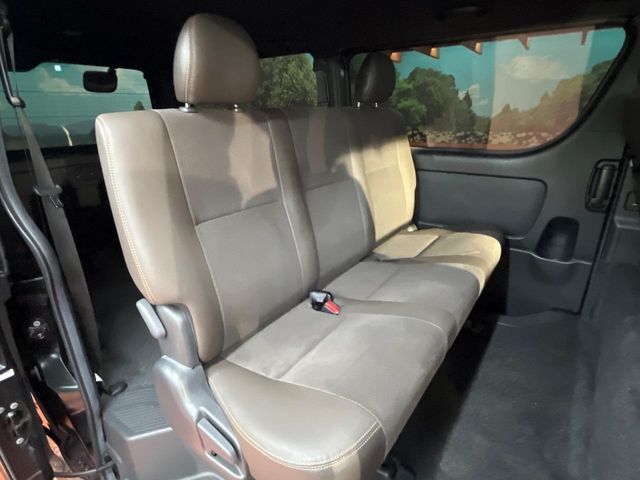 後部座席も気になるようなキズ・汚れやへたり等、大きなダメージはなく、良好な状態です。