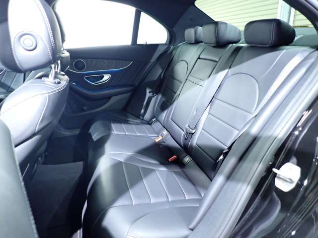 ●【お車の内装について】後席シートに大きなへたりなどはなく、座り心地のいいシートでリラックスしてゆったりと座れます。