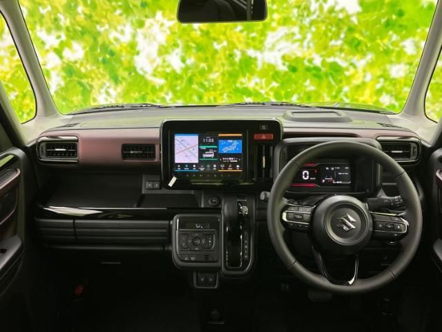 WECARSの展示場では実際に見て、触ってお車をお選びいただけます！知識の豊富な営業スタッフが様々なカーライフをご提案いたします！