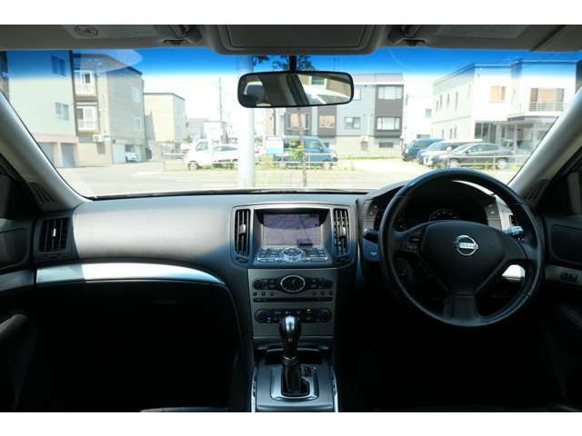 インテリア　当店ではキレイな状態でご案内できるよう、車内清掃はもちろんのことスチーム洗浄を全面に施しピカピカの状態で展示しております