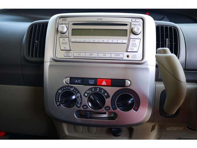CD、ラジオのオーディオ操作が可能です。エアコンは手動タイプになります。