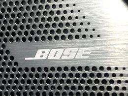 【BOSEサウンドシステム】メーカーオプションの高品位サウンドシステムを搭載。専用のチューニングが施された大小様々なスピーカーから良質なサウンドが奏でられ、臨場感あふれる音響空間を演出します。