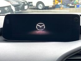 【マツダコネクトナビ】車内の雰囲気にマッチした一体型タイプのナビ。各種車輌設定やBluetooth再生等、様々な機能が楽しめます。直感的なダイヤル操作が可能で、使い勝手も良好です。