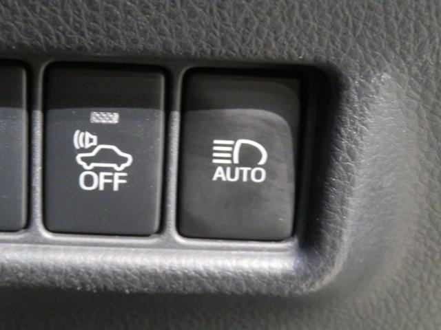オートマチックハイビームとは、先行車や対向車のライトを認識し、ハイビームとロービームを自動で切り替える機能です。夜道の視界を確保します。詳細は販売店スタッフまでおたずねください。
