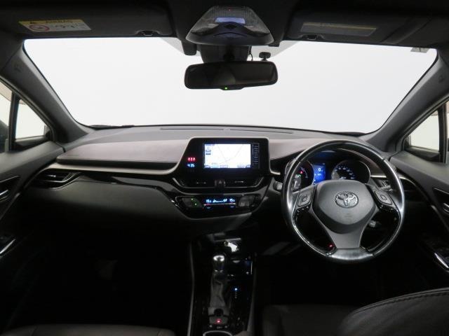 シンプルながら機能性あふれる運転席廻りです。視界性もよく、運転しやすいですよ。