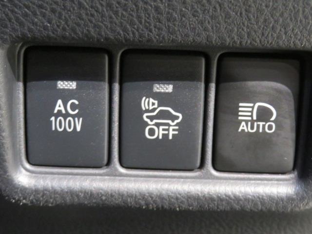 ハイブリッド車や電気自動車には「車両接近通報装置」が装着されています。早朝や深夜などできるだけ音を出したくない時にはスイッチで機能のON/OFFが可能です。