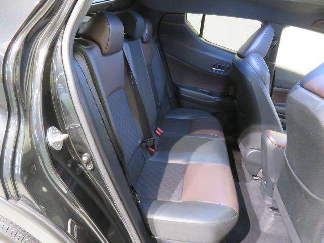 【後部座席】も当然、綺麗・清潔に仕上げております。内装の綺麗なお車は気持ちが良いですし、コンディションのいい車が多いです。これもオススメの1台です。