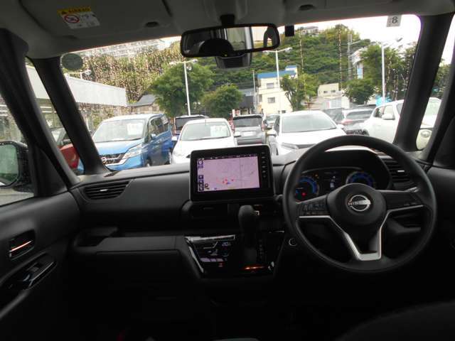 視界広々で運転しやすいインパネ
