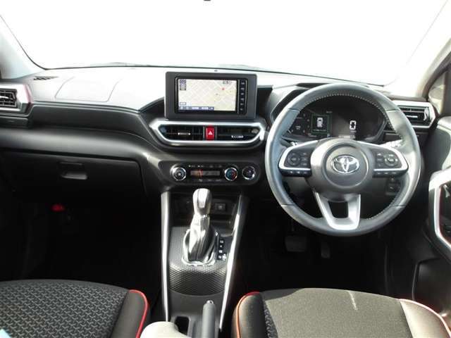 スタイリッシュなデザインのインパネ。各操作スイッチは使いやすい位置に配置されてます。