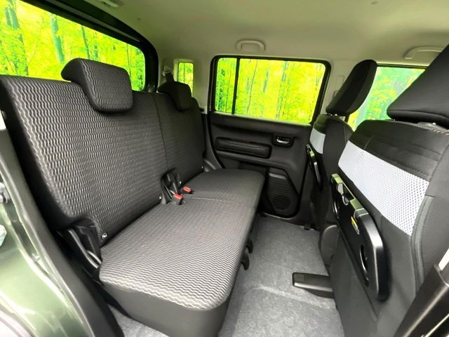 後部座席も気になるようなキズ・汚れやへたり等、大きなダメージはなく、良好な状態です。