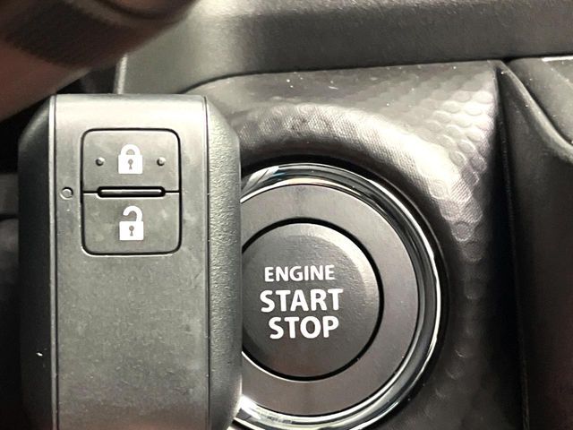 【キーレススタートシステム】カバンやポケットに入れたままでもドアの施錠・解錠が可能なスマートキーを装備。エンジンのオン・オフ時もカギを取り出す必要が無いからとっても便利です♪