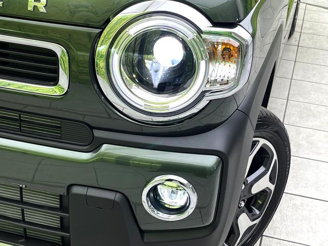 【LEDヘッドライト】悪天候や夜間走行時も良好な視界を確保し安心して運転できる高輝度LEDヘッドライトを装備！点灯速度が早く、消費電力も抑えられています。