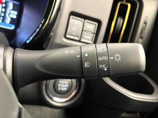 【オートライト】周りの明るさに応じて自動でヘッドライトの点灯・消灯ができる機能です！ライトの付け忘れ・消し忘れなどが無くなり、雨の日や夕方の走行も安心！トンネル通過時も便利ですね♪