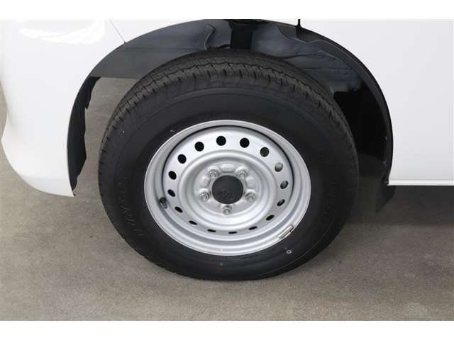 こちらのお車は現状での販売とさせて頂いております。タイヤの状態や残り溝など実際にご確認ください。