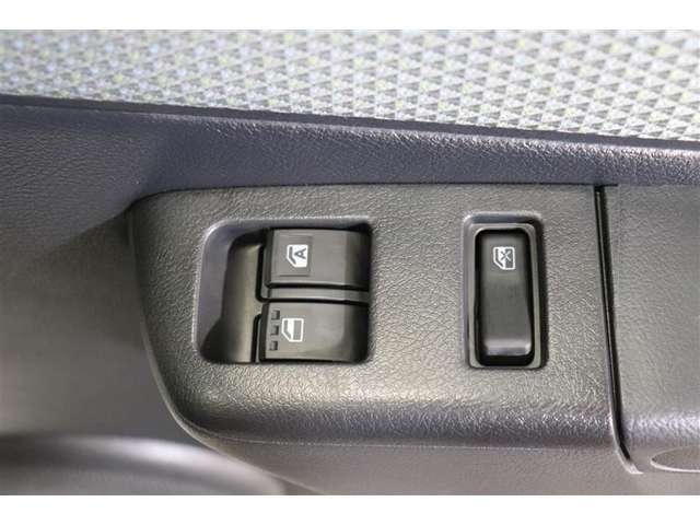 もちろん電動格納式ミラー、パワーウィンドウも装備しています。