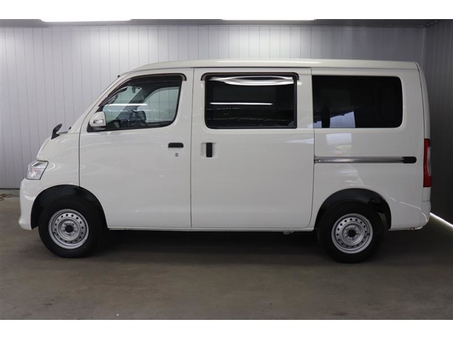 お仕事用だけでなくアウトドアレジャーにも活躍のバン☆荷物がしっかり積める広々荷室が魅力です♪
