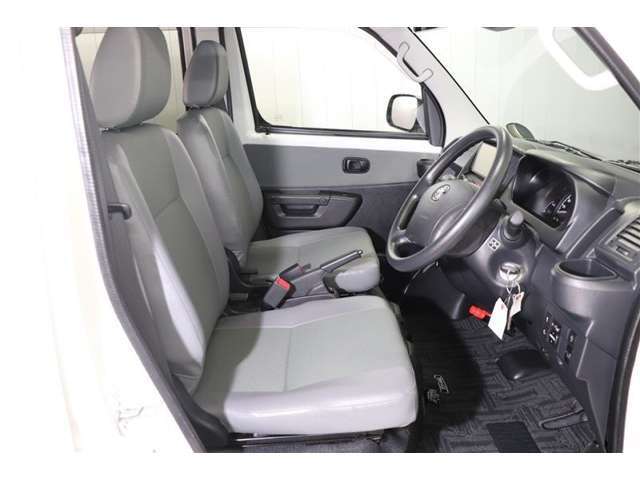 運転席に座った感覚は一番重要ですよね。シートの座り心地や前方の視界、車内空間…是非ご来店頂き実際に座って触って体感して下さい。
