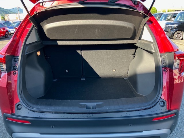 広々としたトランクルーム。使い方は貴方次第です♪分割可倒式リアシートでお好みにアレンジ♪