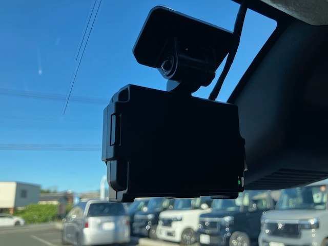 今や必須装備のドライブレコーダー、前方をしっかり録画します♪