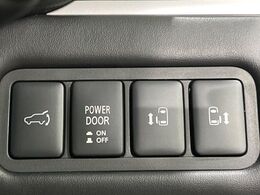 【両側パワースライドドア】スマートキーや運転席のスイッチで後席両側スライドドアの開閉が可能♪電動だから力を入れてドアを開ける必要が無く、小さなお子様でも簡単に開け閉めでき快適です♪