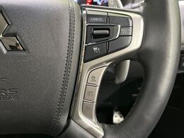 【レーダークルーズコントロール】高速道路での長距離走行が楽に！！自動で速度を保つクルーズコントロールが、衝突軽減システムと連携し、前方の車両を感知して車間を保つように速度調節してくれます！！