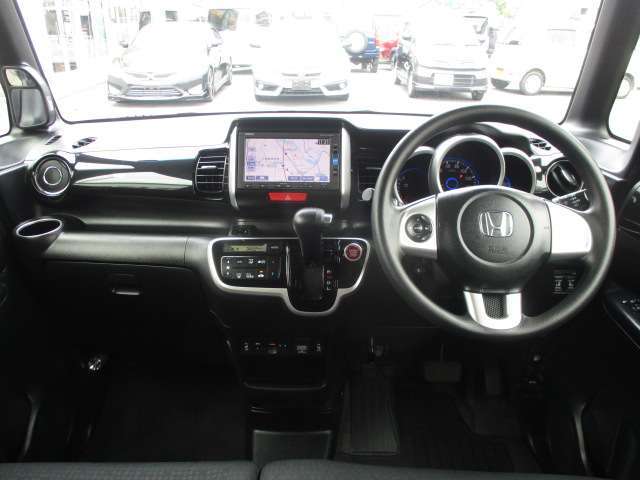 運転席廻りもカッコいい内装です。