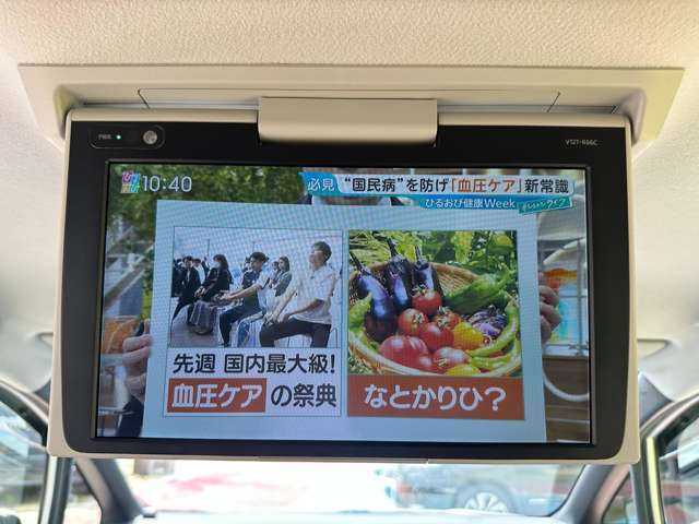 【後部座席操作】フリップダウンモニター付き家族や友人とのドライブや長距離のお出かけにぴったりのアイテム！モニターでテレビや映画鑑賞等が出来ることでお出かけもさらに楽しく臨場感たっぷりの車内になりますね