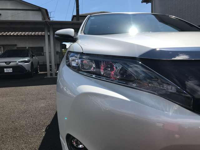 悪天候や夜間走行時も良好な視界を確保し安心して運転できる高輝度LEDヘッドライトを装備！点灯速度が早く、消費電力も抑えられています。