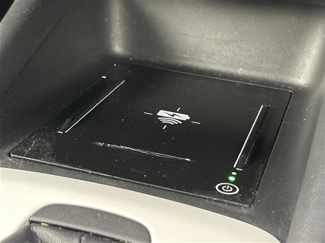 【ワイヤレス充電器（Qi）】走行中にスマートフォンをワイヤレスで充電できます！