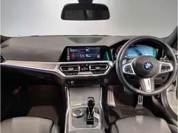 BMWの運転席はドライバーオリエンテッドという構造を採用。ドライバー目線の操作がしやすい設計になっており、ドライブ中にも目線の移動が少なく運転中にも簡単に操作ができます。