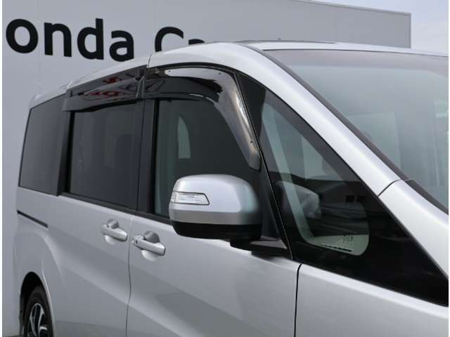 電動格納ミラーになっておりますので、車内からミラーの角度の調節、開いたり・格納ができて便利です♪