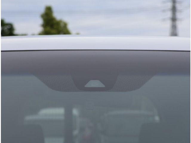 ホンダセンシング機能を支えているフロントカメラ（ドライブレコーダーではございません）！道路状況等を検知してドライバーの安全運転をサポート！※能力には限界がありますので過信せず安全運転をお願いします！